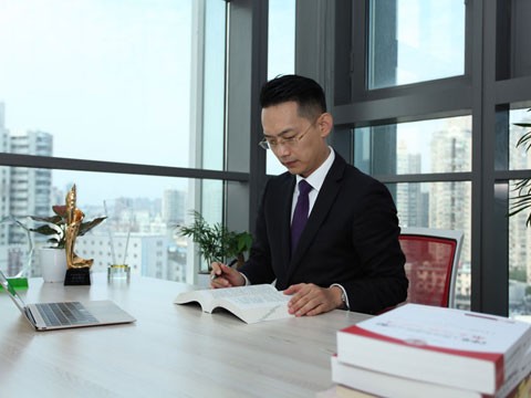 我們是賣方，買方?jīng)]有按時支付首付款，應該是對方違約